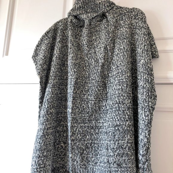 *NWOT* Beautifully Crafted Tassel-Trim Turtleneck Knit Poncho (with Pockets!) - Picture 15 of 16